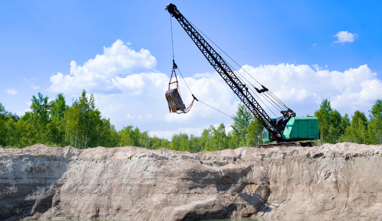 Dragline excavator at the edge of a quarry
